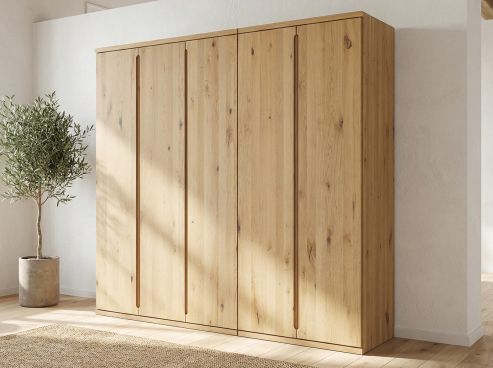 Wildeichenschrank Hell „Valentin“, 5-türig, Höhe 220 cm, Griffausführung „Patrizia“, Inneneinrichtung: E