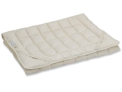 Das Unterbett wird mit vier praktischen Schräggummibändern an der Matratze befestigt. 