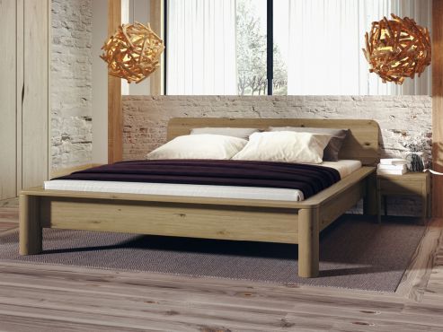 Schlafzimmer mit Bett aus Wildeiche "Gerda"