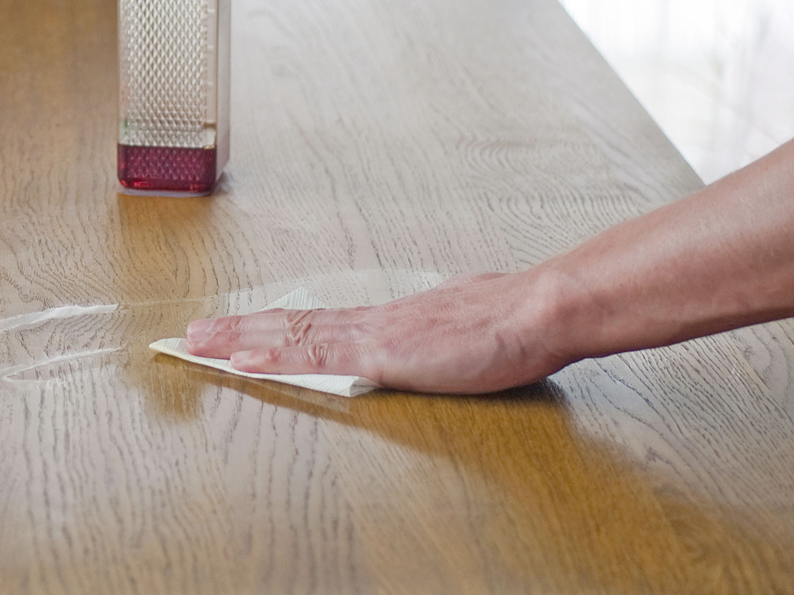 Jedes Stück von Hand mit Bio-Öl gepflegt – mit Liebe zum Detail.