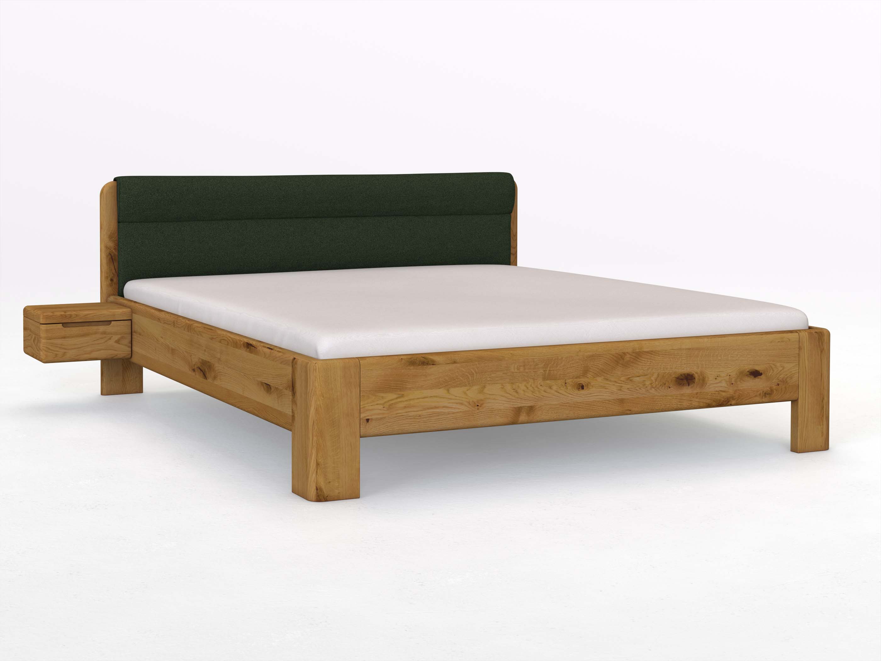 Wildeichenbett „Niklas“ in 180 x 200 cm mit 2 Nachttischen - Griff: Griffleiste B und mit Stoffkopfteil - Stoff: Schafschurwolle „Loden“ in der Farbe Tannenwald