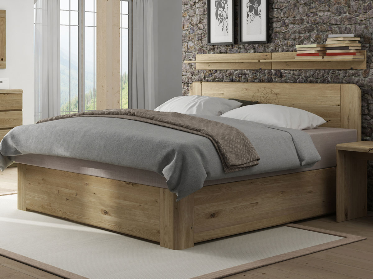 Schlafzimmer mit Wildeichenbett „Niklas" Boxspring mit Gravur