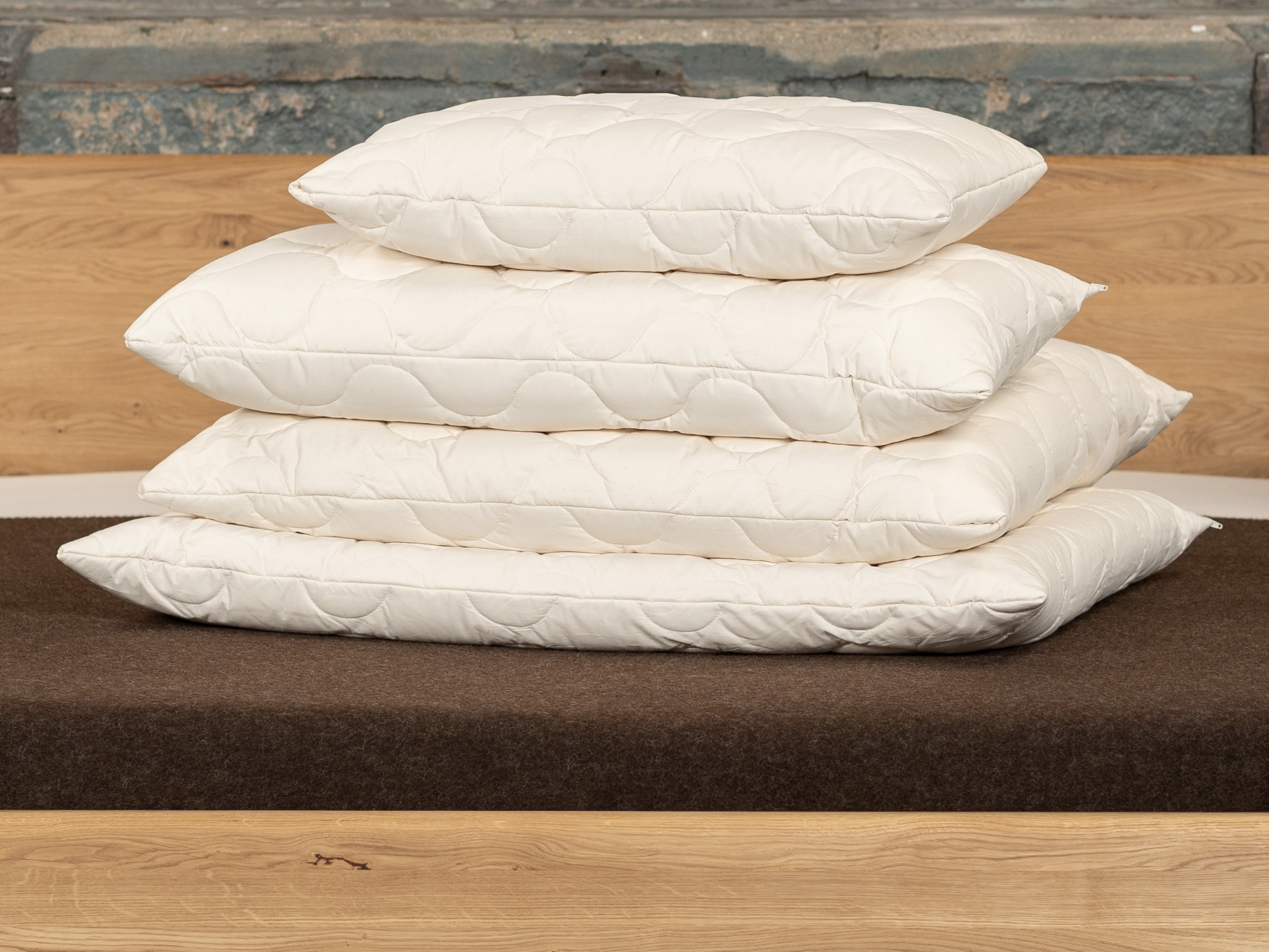 Mit wärmenden Kissen aus Schafschurwolle genießen Sie stets ein trockenes Schlafklima.