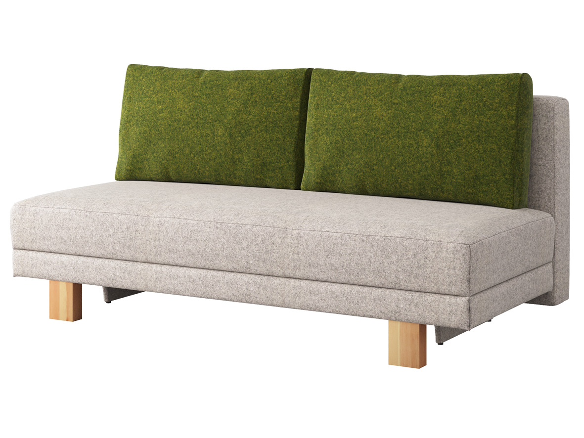 Sofa „Mara“ mit Stoff Loden von „Steiner 1888“: Sofafarbe Hellgrau, Kissenfarbe Grün, Holzfüße in Zirbe geölt
