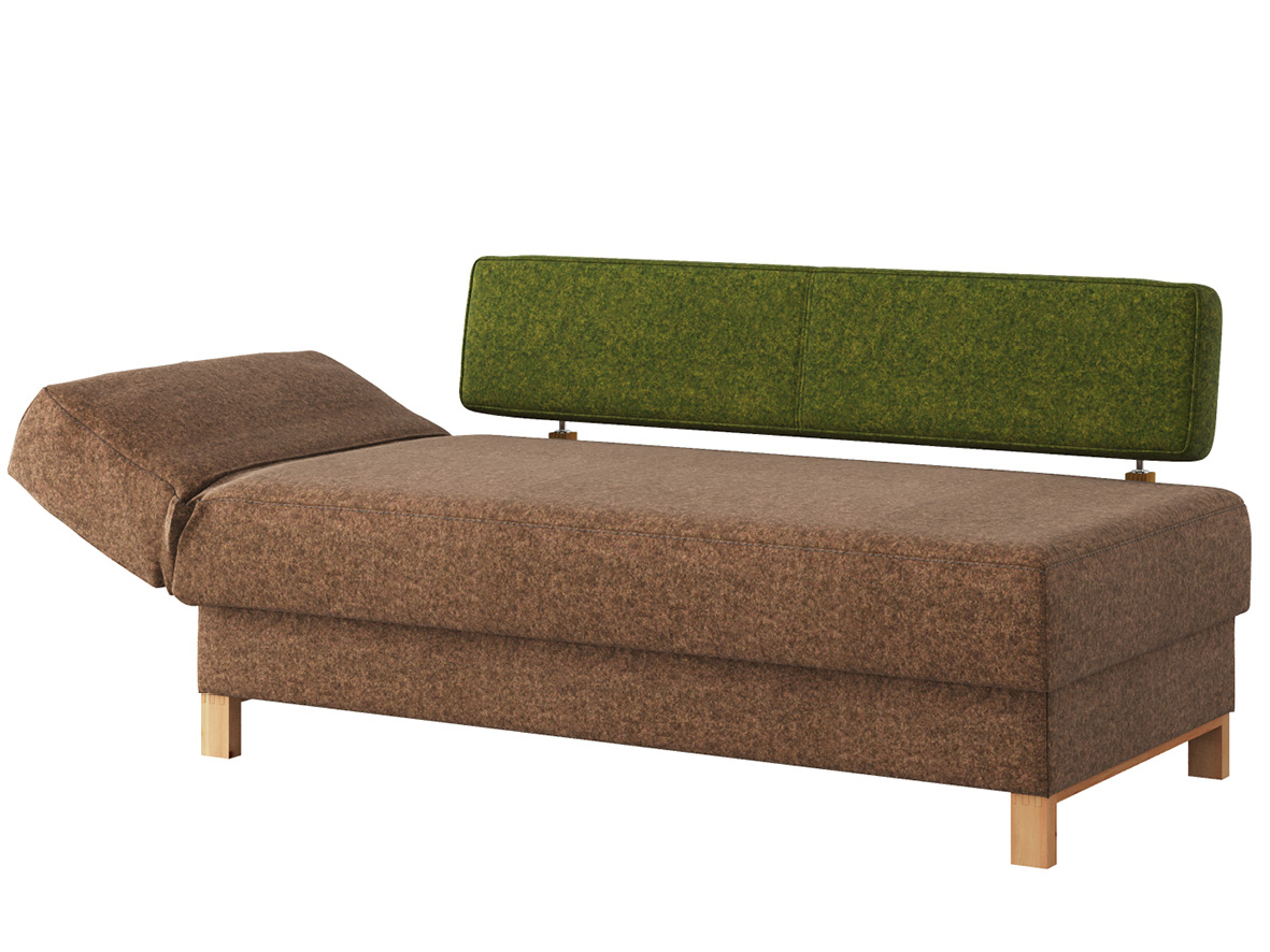 Sofa „Stella“ mit Stoff Loden von „Steiner 1888“: Sofafarbe Braun, Farbe der Rückenlehne Grün, Kopfteil links, Holzfüße in Zirbe geölt