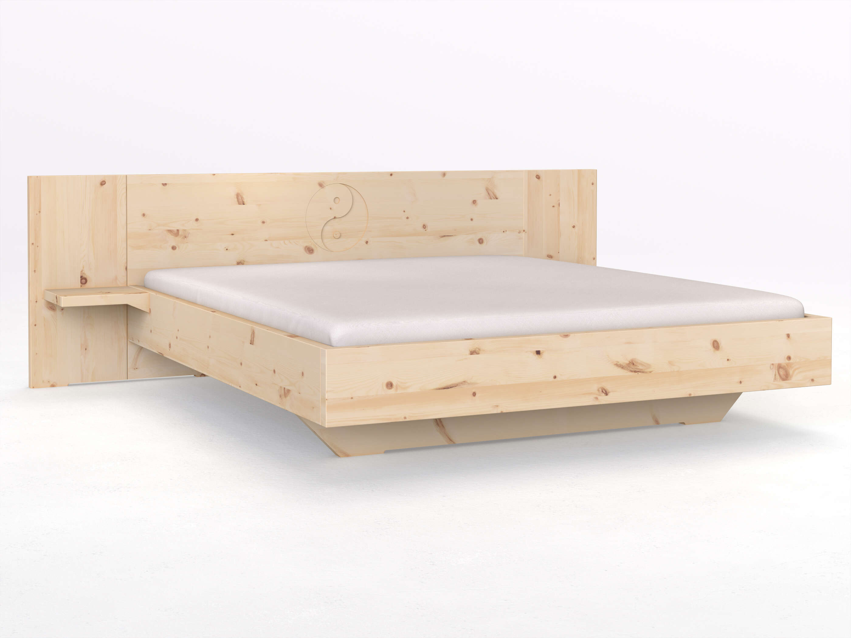 Zirbenbett „Susanne“ in 180 x 200 cm, mit zwei Ablagen und und Gravur „Yin Yang“