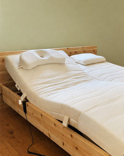 Naturlatex-Matratze auf verstellbarem Lattenrost