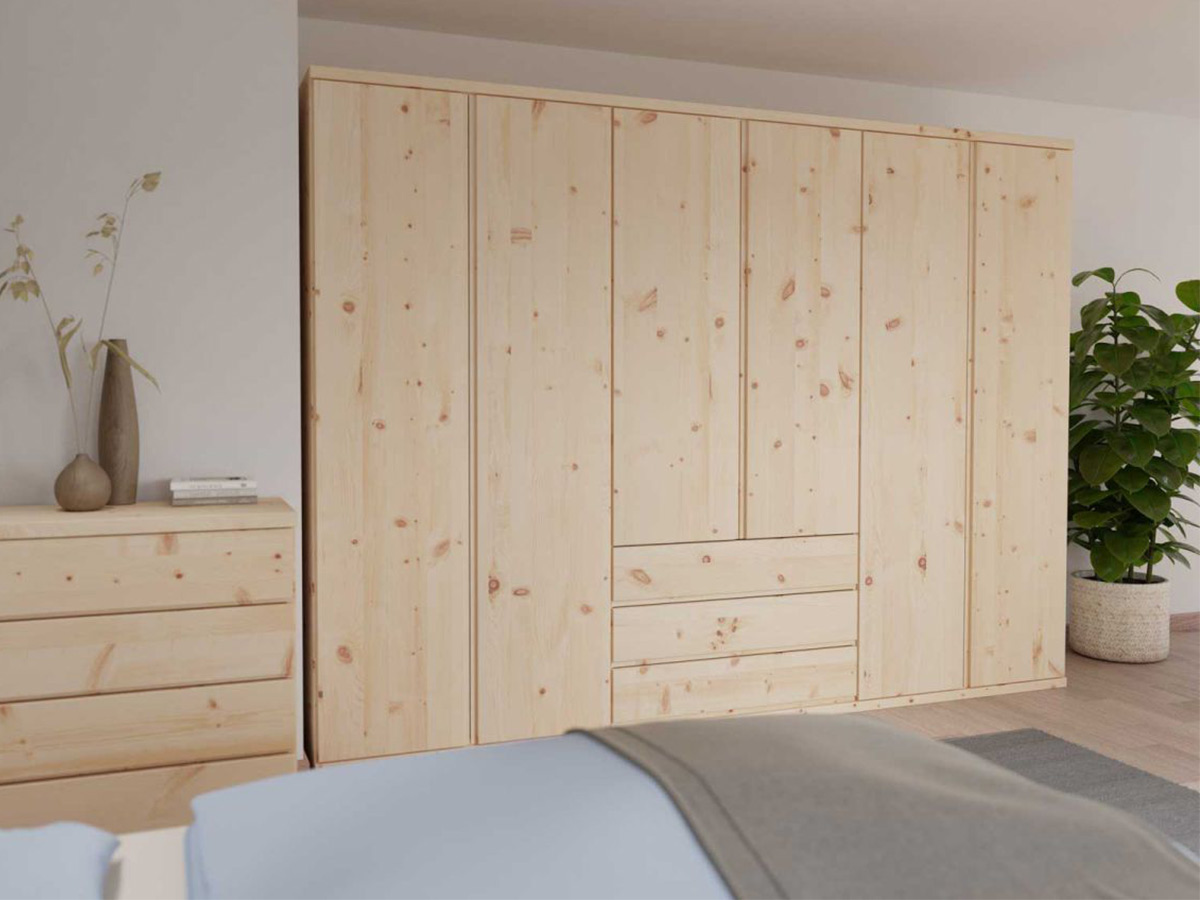 Kleiderschrank aus Zirbe