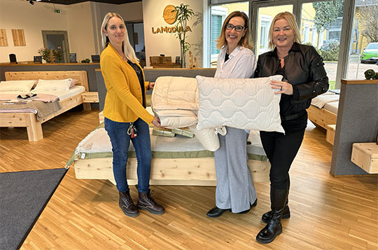 Marietta Murnig bei der Übergabe der Spenden von LaModula mit Barbara Bodlaj und Eva-Maria Huber