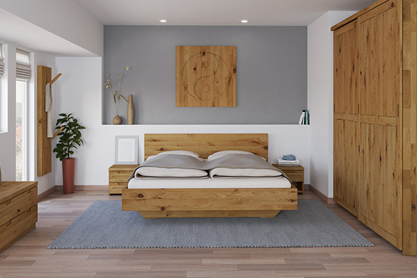 Schlafzimmer mit Massivholzbett